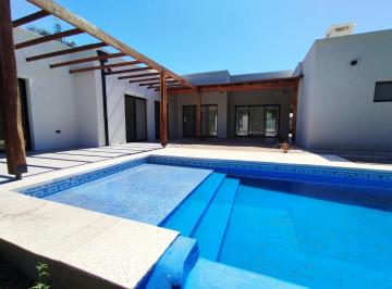 Casa · 194m² · 4 Ambientes · 4 Cocheras · Casa 4 Ambientes en Alquiler en Loma Verde Escobar con Piscina y Jardin a Estrenar Apto Credito