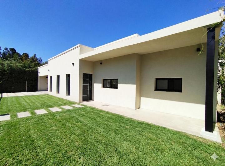 Casa · 194m² · 4 Ambientes · 4 Cocheras