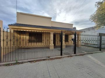 Casa · 138m² · 4 Ambientes · 3 Cocheras · Hermosa Casa Sobre Av