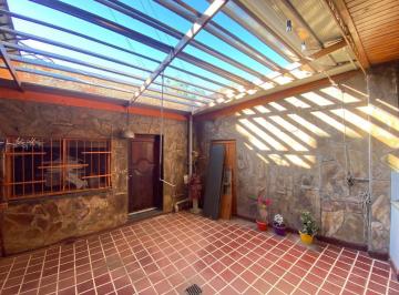 Casa · 90m² · 4 Ambientes · 1 Cochera · Venta - Casa Al Frente 2 Dorm. Comodin y Patio - Barrio Republica de La Sexta