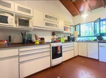 Casa · 168m² · 4 Ambientes · 3 Cocheras · Casa en Venta en Green Hill con Piscina y Excelente Ubicación