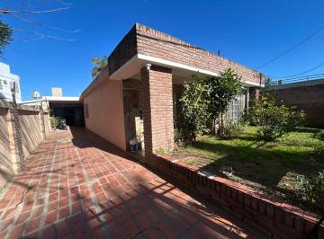 Casa · 180m² · 527 Ambientes · 1 Cochera · Venta Casa 3 Dorm. Baigorria Apta Credito Lado Rio con Pileta