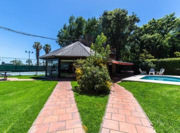 Casa · 258m² · 3 Ambientes · 2 Cocheras · En Venta - Casa de 3 Dorm. con Quincho y Pileta - Roldan