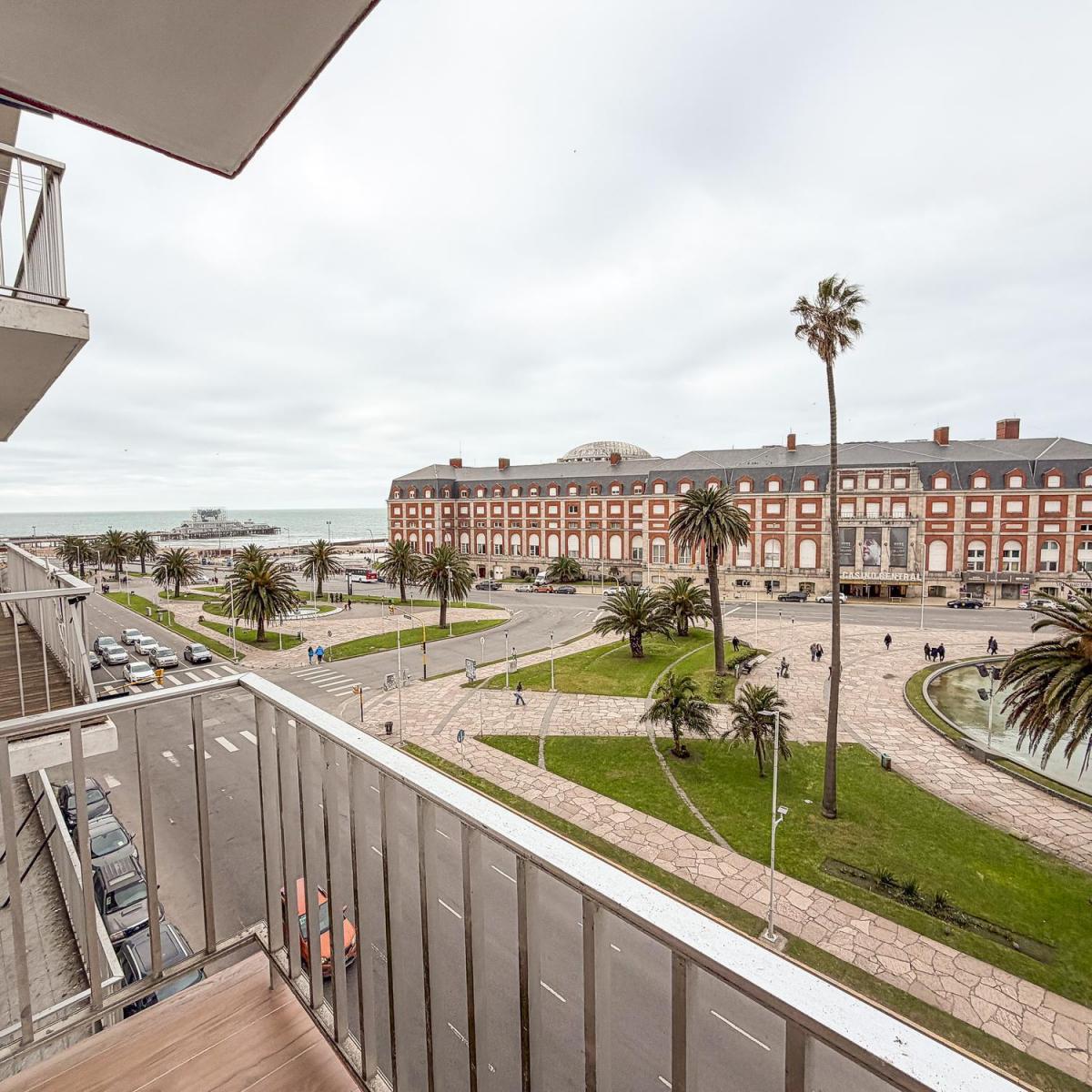 Depto 3 amb reciclado, 62m² con balcón y cochera — Plaza Colón