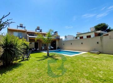 Casa · 162m² · 4 Ambientes · 2 Cocheras · Venta Casa 4amb. Pileta. Parque.330 m. El Palomar