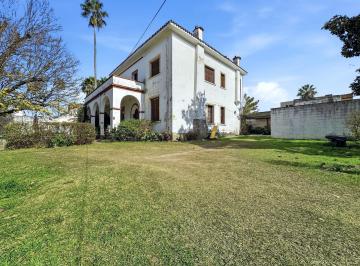 Casa · 402m² · 9 Ambientes · 2 Cocheras · Casa Estilo Colonial con Gran Terreno en El Corazón de La Calera.