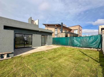 Casa · 72m² · 2 Dormitorios · Duplex en Venta 2 Dorm Amplio Lote Docta Av