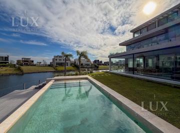Casa · 550m² · 8 Ambientes · 4 Cocheras · Casa en Venta con 4 Habitaciones en Suite a La Laguna en Virazon, Nordelta