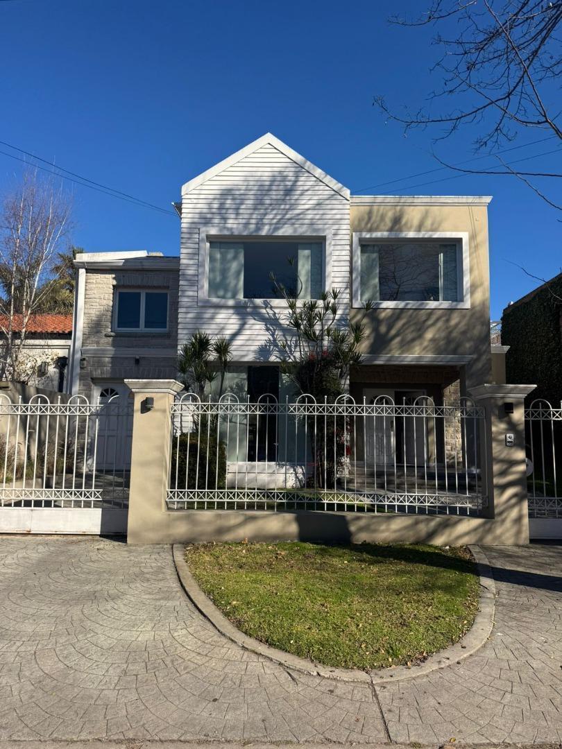 Casa 4 amb, 250m² en Los Troncos con jardín y garage doble