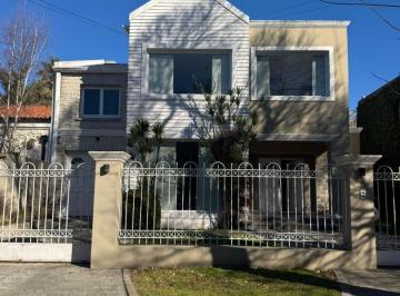 Casa · 250m² · 4 Ambientes · 2 Cocheras · Impecable Casa en Los Troncos - a Nuevo