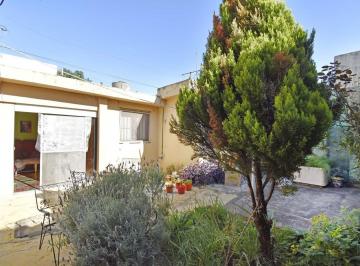 Casa · 129m² · 5 Ambientes · Venta Casa 5 Ambientes en Haedo Lote Propio, Jardín y Gran Potencial a Refaccionar