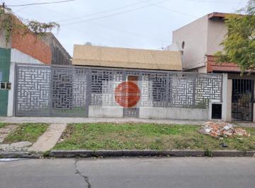 Casa · 60m² · 3 Ambientes · 1 Cochera · Alquiler - Casa 3 Ambientes con Cochera en Remedios de Escalada (Lanus)
