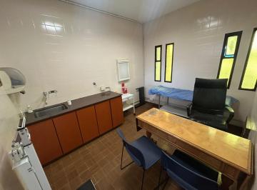Local comercial · 221m² · 8 Ambientes · Local con 7 Consultorios, Cocina y Patio en Alquiler - Quilmes