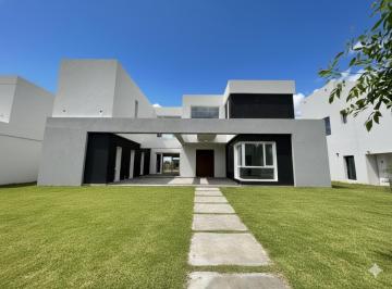 Casa · 278m² · 6 Ambientes · 2 Cocheras · Casa en Santa Ana