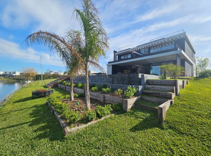 Casa · 432m² · 7 Ambientes · 4 Cocheras