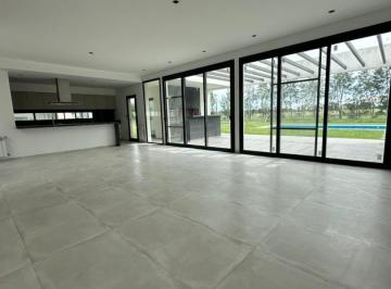Casa · 161m² · 4 Ambientes · 3 Cocheras · Venta Casa 4 Ambientes en Haras del Sur III Acepta Permuta