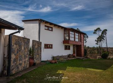 Fachada · Casa en Las Sierras con Arroyo, Bosque y Cabaña