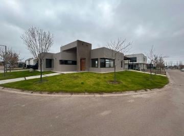 Casa de 5 ambientes, Godoy Cruz · Casa Estrebar, Barrio La Luisa, Una Planta, 3 Dorm, 3 Baños, Cochera Doble, Jardín