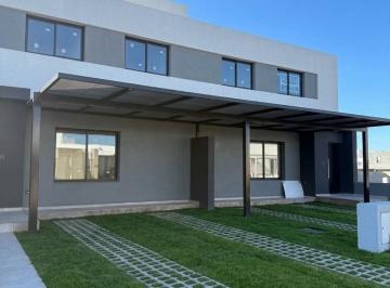 Casa · 125m² · 4 Ambientes · 2 Cocheras · Gran Dúplex en Venta de 3 Dorm. a Estrenar con Patio Propio - Rincones de Manantiales