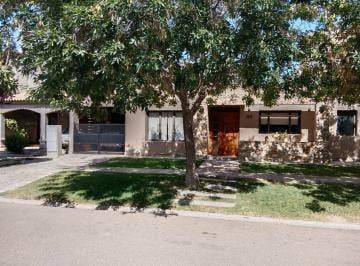 Casa · 165m² · 5 Ambientes · 1 Cochera · Casa - Luzuriaga