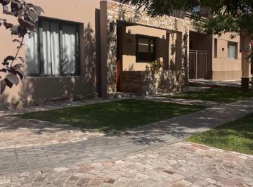Casa · 165m² · 5 Ambientes · 1 Cochera · Casa - Luzuriaga