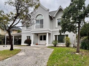 Casa · 220m² · 5 Ambientes · 2 Cocheras · Casa Chalet en Venta en Septiembre, Escobar, G. B. a. Zona Norte
