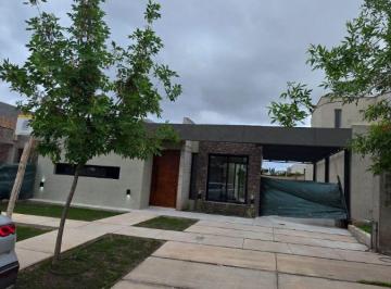 Casa de 6 ambientes, Carrodilla · Casa a La Venta en Lujan de Cuyo