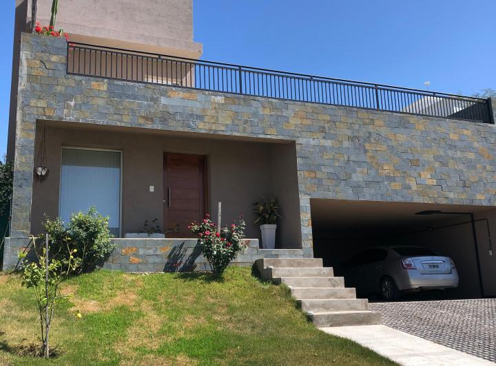 Casa · 250m² · 8 Ambientes · 2 Cocheras