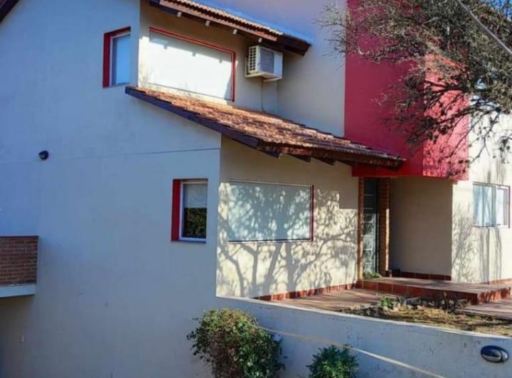Casa · 180m² · 5 Ambientes