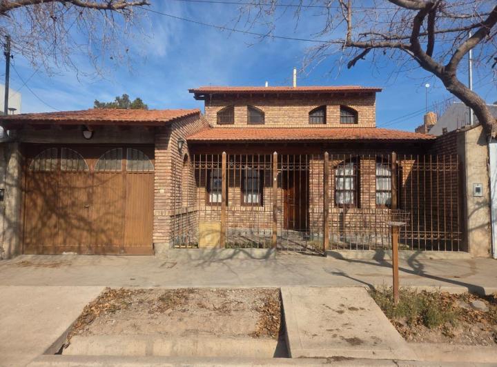 Casa · 100m² · 6 Ambientes · 1 Cochera
