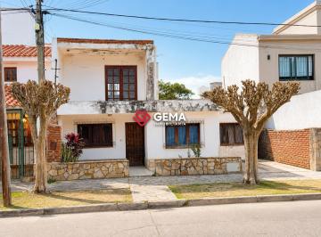 Casa · 61m² · 4 Ambientes · 1 Cochera · Casa en Los Naranjos Al 100