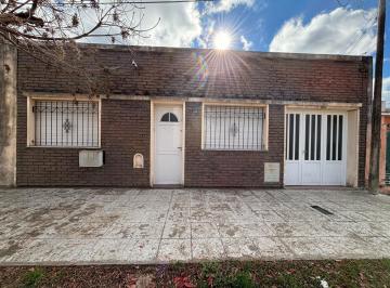 Casa · 110m² · 3 Ambientes · 1 Cochera · Venta - Casa 2 Habitaciones, Cochera y Patio - Todos Los Servicios