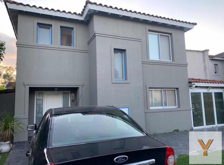 Casa · 220m² · 5 Ambientes · 2 Cocheras