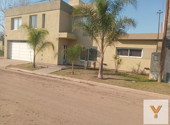 Casa · 260m² · 6 Ambientes · 2 Cocheras