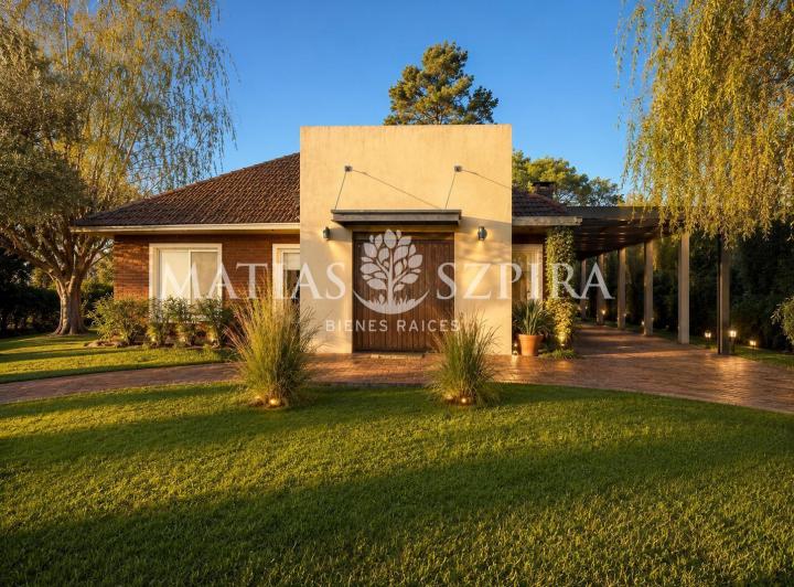 Casa · 130m² · 5 Ambientes · 2 Cocheras