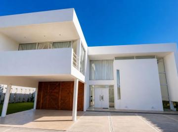 Casa · 342m² · 5 Ambientes · 1 Cochera · Alquiler Anual Casa con Living Doble Altura Moderna en Rumenco
