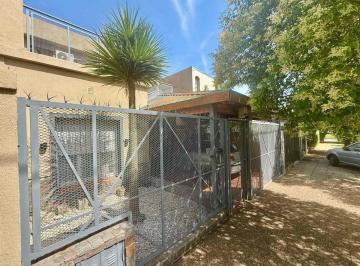 Casa · 140m² · 4 Ambientes · 1 Cochera · Casa Venta 4amb Castelar Sur Parque Cochera