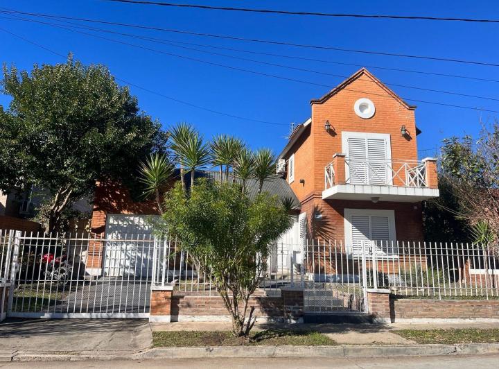 Casa · 145m² · 6 Ambientes · 1 Cochera