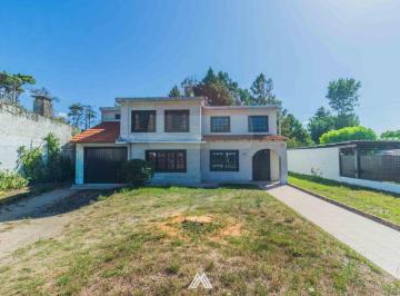 Casa · 241m² · 8 Ambientes · 1 Cochera · Casa 4 Dorm y Servicio Venta El Pinar Espaciosa