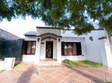 Casa · 109m² · 4 Ambientes · 1 Cochera · Casa con 3 Dorm. y Amplio Jardin