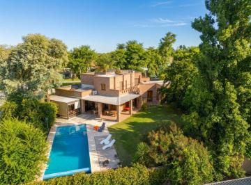 Casa · 243m² · 7 Ambientes · 1 Cochera · Casa en Venta Almafuerte Doble Lote Pileta 1050 m²