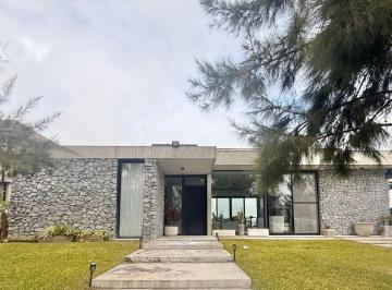 Casa · 166m² · 4 Ambientes · 6 Cocheras · Casa en Una Planta con Vista a La Laguna Barrio Cerrado El Naudir