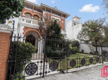 Casa · 582m² · 6 Ambientes · 4 Cocheras · Casa de Categoría en Excelente Estado | Doble Frente | Piscina y Quincho
