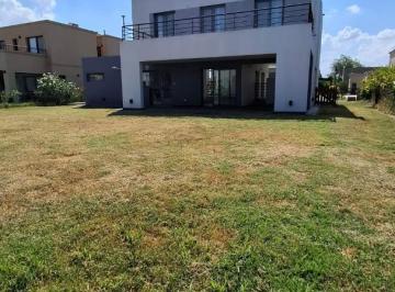 Casa · 240m² · 5 Ambientes · 3 Cocheras · Casa en Alquiler Anual Canning Barrio Los Talas