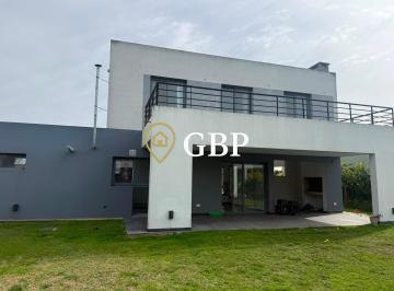 Casa · 240m² · 5 Ambientes · 3 Cocheras · Casa en Alquiler Anual Canning Barrio Los Talas
