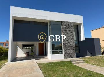 Casa · 240m² · 5 Ambientes · 3 Cocheras · Casa en Alquiler Anual Canning Barrio Los Talas