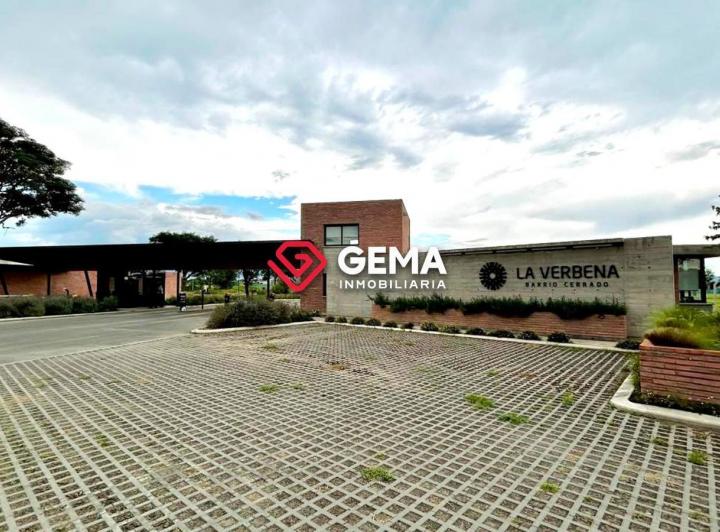 Terreno · 897m²