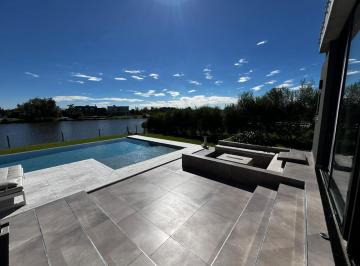 Casa · 356m² · 7 Ambientes · 2 Cocheras · Casa de 7 Ambientes con Pileta Al Lago en Venta en Canton Islas
