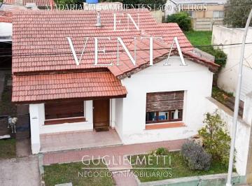Casa · 400m² · 6 Ambientes · 2 Cocheras · Casa en Venta. Excelente Ubicación!