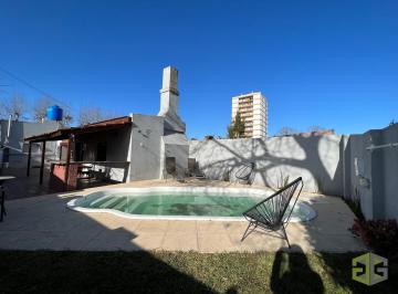 Casa · 194m² · 7 Ambientes · 1 Cochera · Casa Céntrica con Pileta